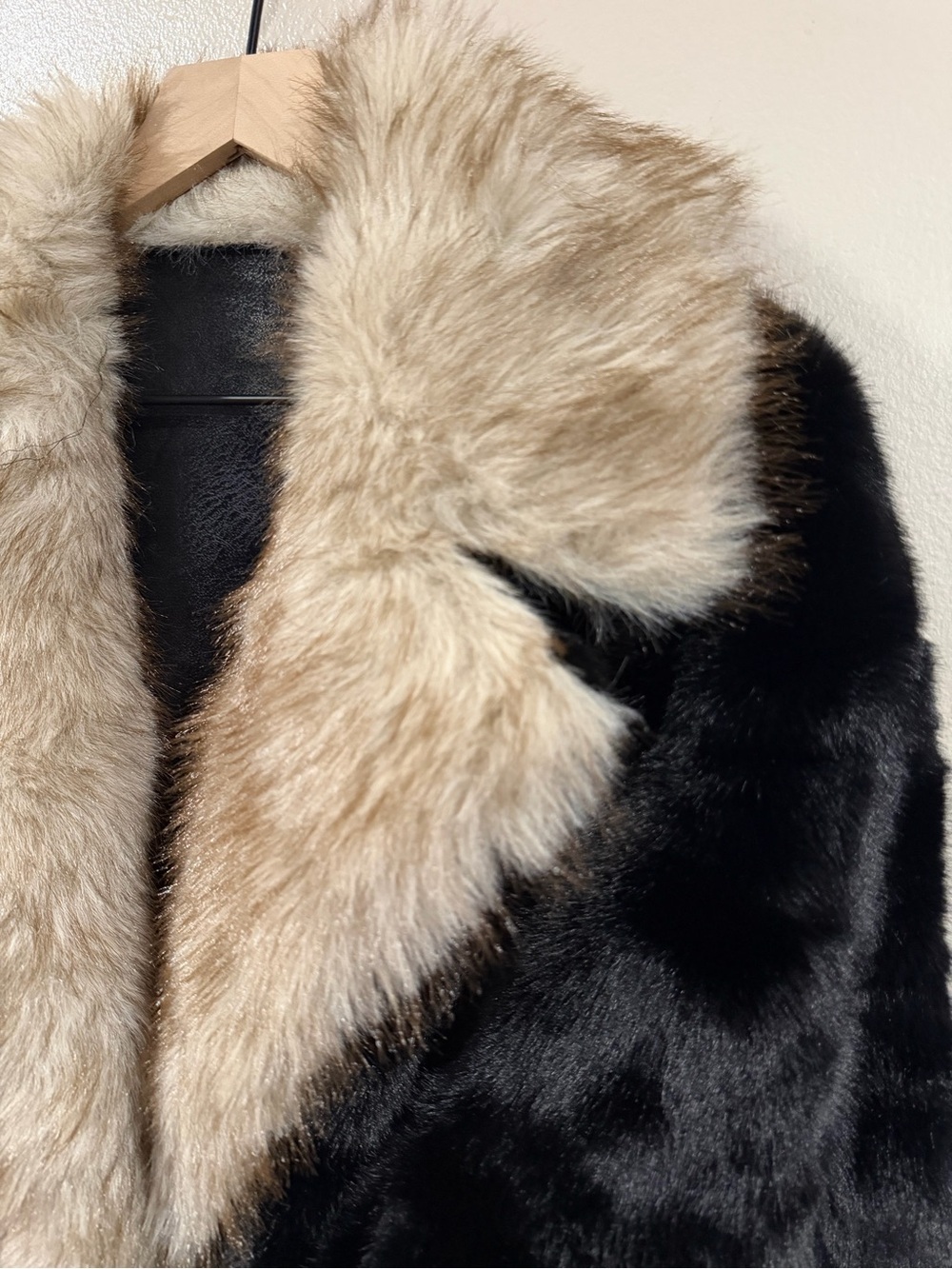 NWOT Black Faux Fur Long Coat with Beige Trim Size Medium/Large - Picture 5 of 13